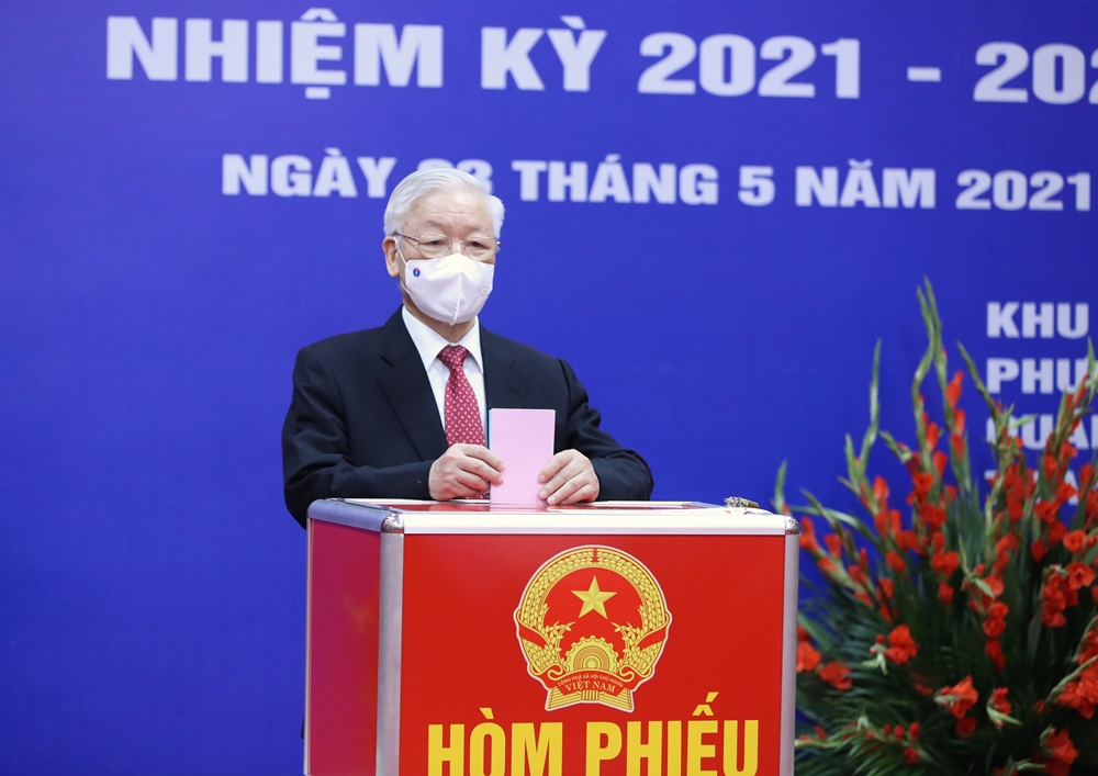 Tổng Bí thư Nguyễn Phú Trọng bỏ lá phiếu đầu tiên tại khu vực bỏ phiếu số 4, phường Nguyễn Du, quận Hai Bà Trưng, thành phố Hà Nội. Ảnh: Trọng Hải